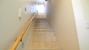 Eine Treppe mit Holzstufen und einer Holzhandläufe, die nach oben führt.