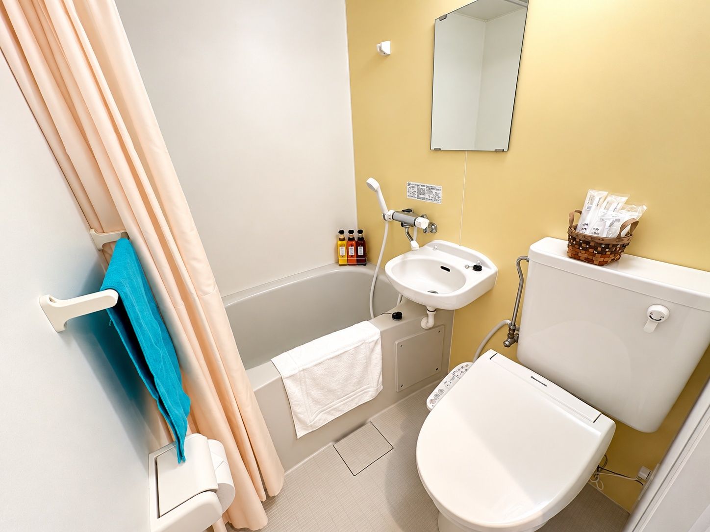 Un baño con bañera, lavabo e inodoro.