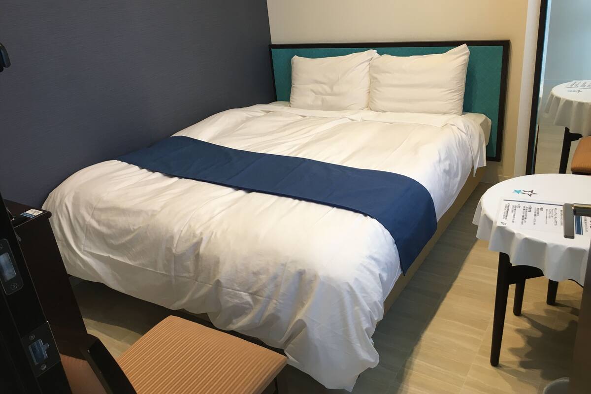 Een bureau, een laptopwerkplek, verduisterende gordijnen, gratis wifi