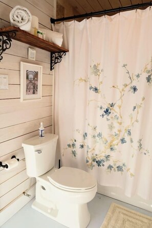 Suihku, hiustenkuivaaja, pyyhkeet