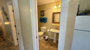 Combined shower/tub, jetted tub, hair dryer, towels