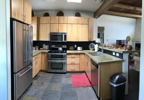 Fridge, microwave, oven, stovetop - Casa Toquí in Eldorado - 360 deg. Mountain Views, quiet, peaceful (Santa Fe)