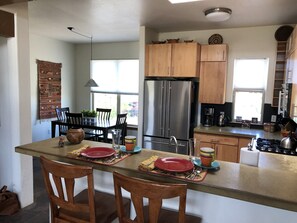 Fridge, microwave, oven, stovetop - Casa Toquí in Eldorado - 360 deg. Mountain Views, quiet, peaceful (Santa Fe)