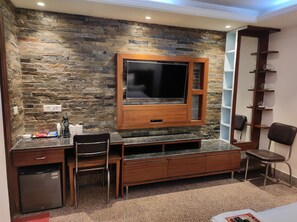 Minibar, escritorio y sistema de insonorización 