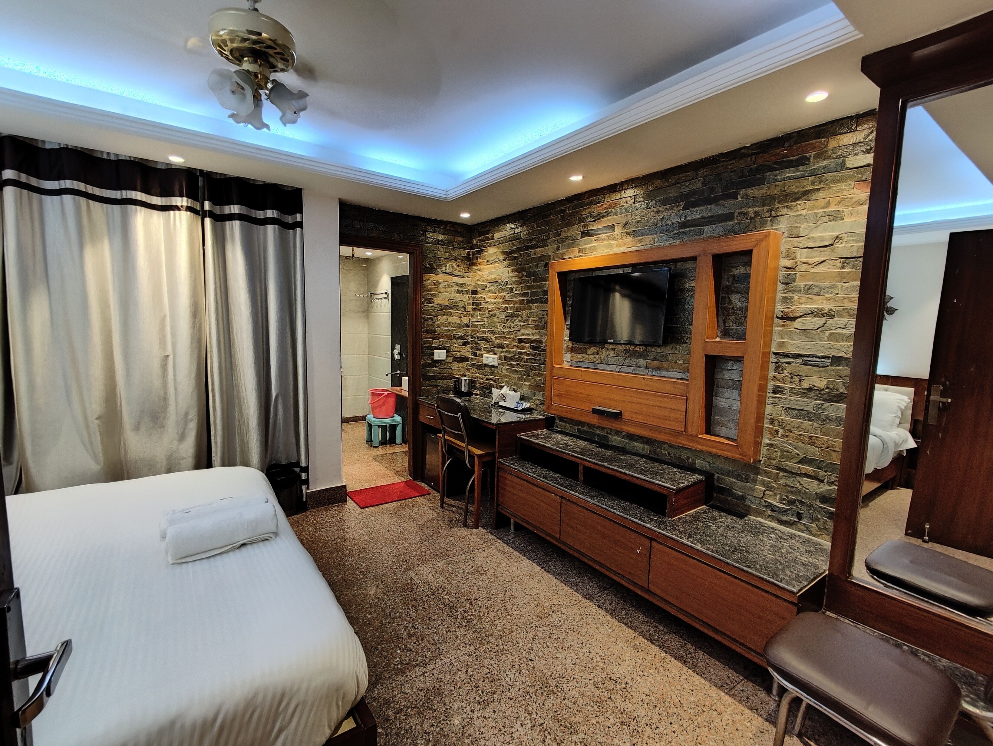 Habitación superior, 1 cama doble | Minibar, escritorio, sistema de insonorización y camas supletorias