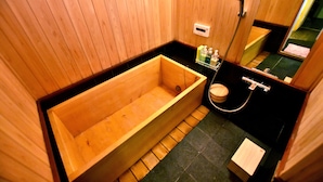 Resortwoning (Japanese Style) | Badkamer | Gratis toiletartikelen, een haardroger, handdoeken