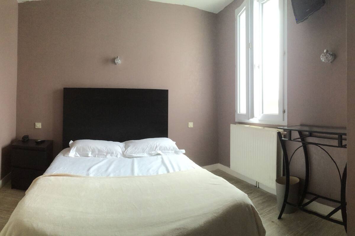 Chambre Simple Supérieure | Lits bébé, draps fournis