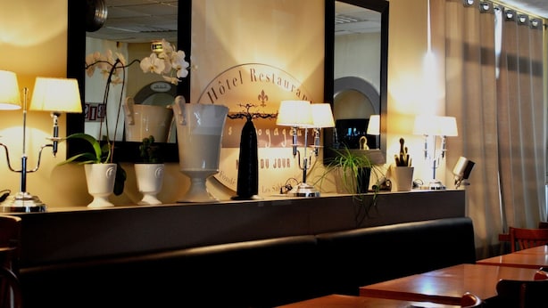 Interior de un restaurante con mostrador, asientos y detalles decorativos.