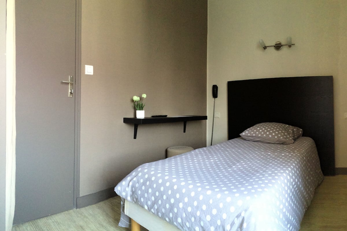 Habitación individual económica | Cunas y ropa de cama