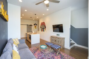 TV - Hangout Suite 🎧❤️ on the Roof w/ Skyline Views 🌇- ECH3 (Nashville)