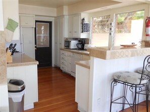 Kühlschrank, Mikrowelle, Geschirrspüler, Eiswürfelbereiter