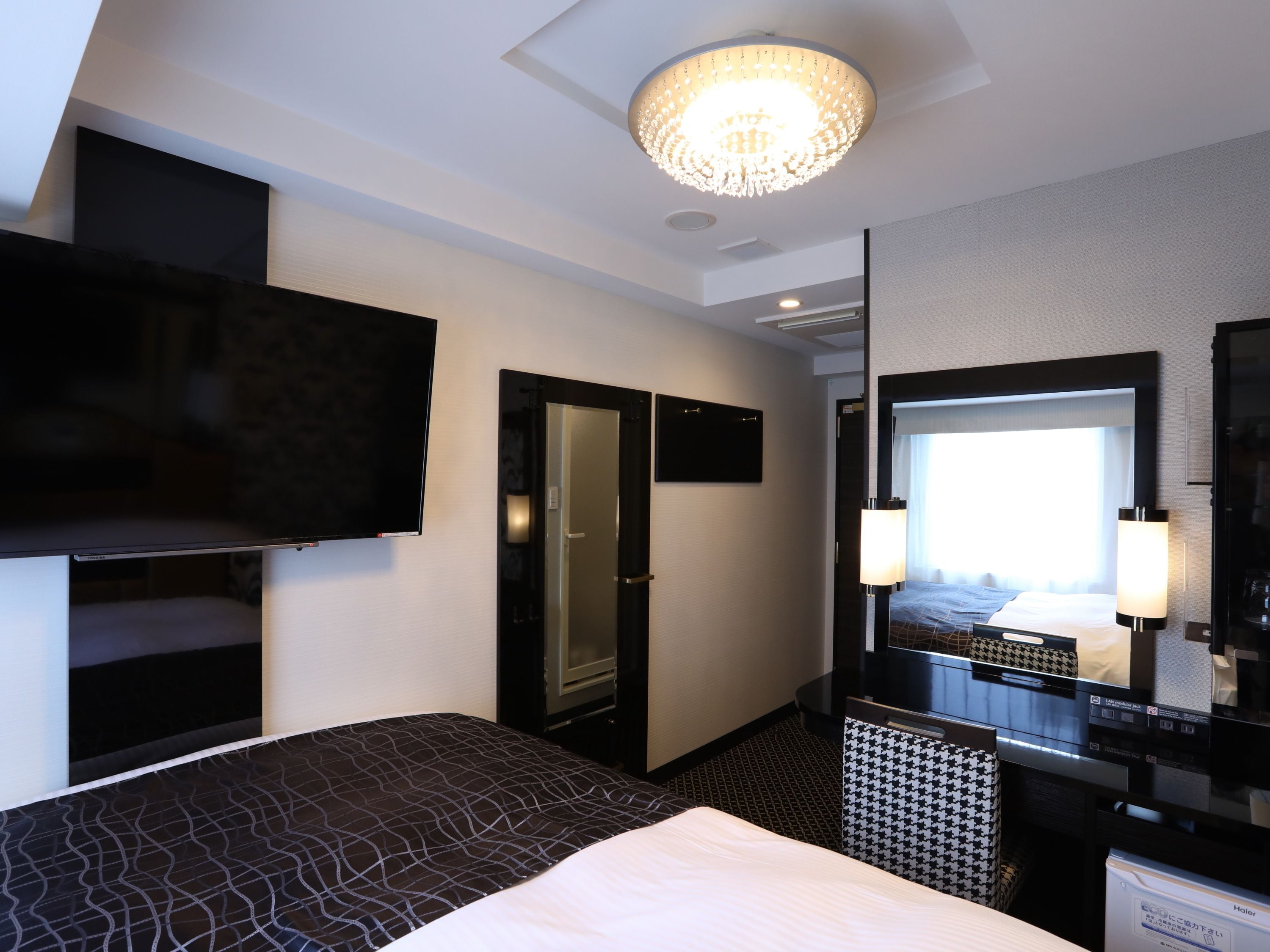 1 bedroom, down duvets, desk, laptop workspace