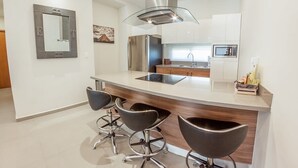 Coffee/tea maker, fridge, microwave, oven