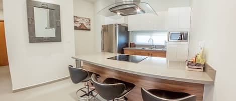 Coffee/tea maker, fridge, microwave, oven