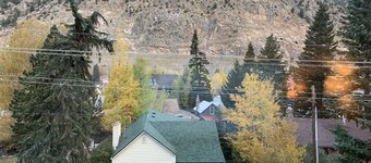 Jewel on kodikas mökki virrassa