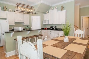 Full-size fridge, microwave, dishwasher, cookware/dishes/utensils