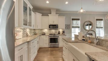 Full-size fridge, microwave, dishwasher, cookware/dishes/utensils