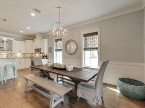 Großer Kühlschrank, Mikrowelle, Geschirrspüler