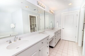 Separate bathtub and shower - En Soleil 222 West (Panama City Beach)