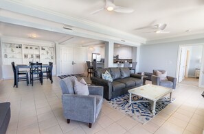 Een televisie, een open haard, een dvd-speler en speelgoed