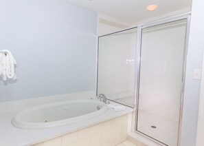 Baignoire et douche séparées