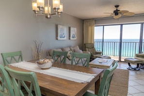 Kjøleskap, mikrobølgeovn, oppvaskmaskin og kjøkkenutstyr