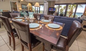 Geladeira grande, micro-ondas, lava-louças