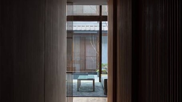 A narrow hallway with wooden paneling on the walls and a wooden floor. - Residence Jo 15 Karasuma shijyo (Kyoto)
