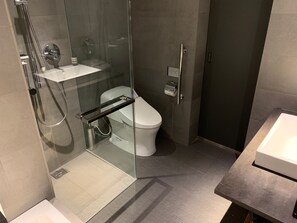 Casa conforto, 2 quartos, no pátio (Private Vacation) | Banheiro | Banheira e chuveiro separados, produtos de toalete grátis