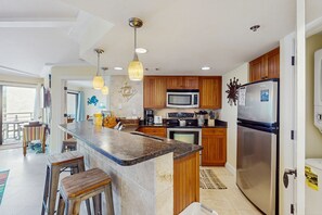 Fridge, microwave, oven, stovetop - Stunningly remodeled 3rd floor villa with ocean views (Hilton Head)