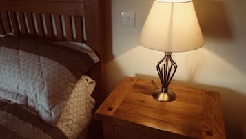 4 bedrooms, iron/ironing board, internet, bed sheets