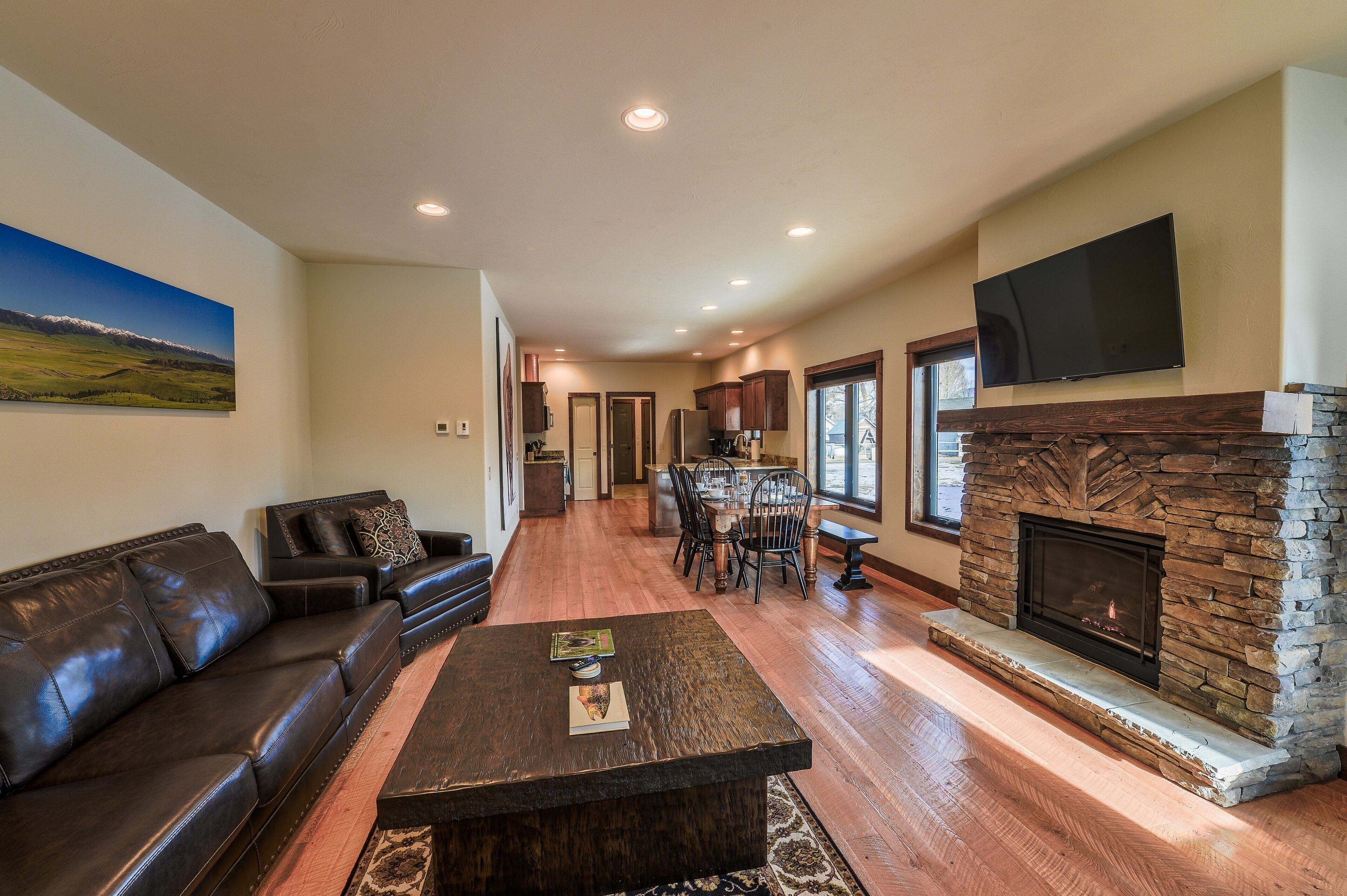 Een flatscreentelevisie, een open haard, Netflix en boeken