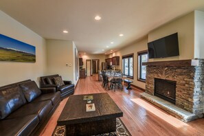Flat-screen TV, fireplace, Netflix, books