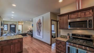 Een koelkast, een magnetron, een oven, een kookplaat