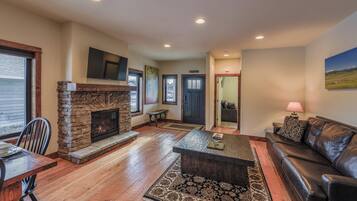 Een flatscreentelevisie, een open haard, Netflix en boeken