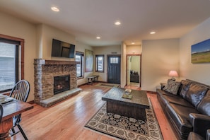 Flat-screen TV, fireplace, Netflix, books
