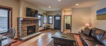 Well Appointed Vacation House in Ennis only 3 blocks from Main St.