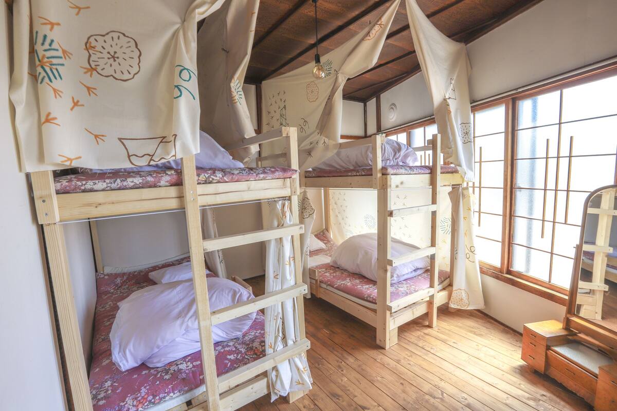 Shared Dormitory, Women only