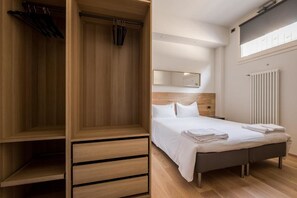 In-room safe, desk, soundproofing, iron/ironing board - Aparthotel Sant'Orsola (Bologna)