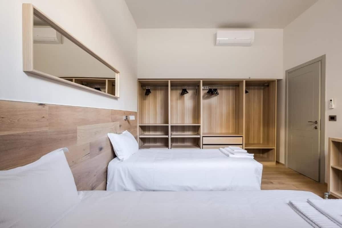 Appartement, 3 slaapkamers | Een kluis op de kamer, een bureau, geluiddichte muren