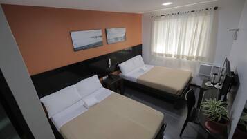 Habitación familiar, varias camas, no fumadores | Escritorio, tabla de planchar con plancha, wifi gratis y ropa de cama