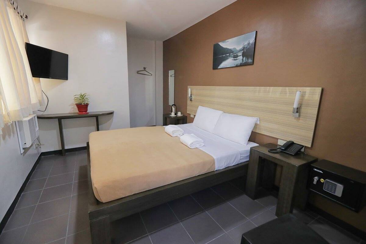 Executive Suite | Desk, iron/ironing board (on request), WiFi (free), bed sheets