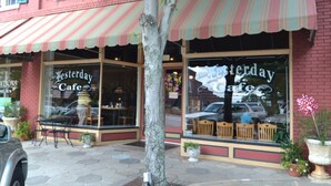 Um edifício de tijolos com uma fachada que diz 'The Yesterday Cafe'.