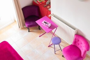 Quadruple Room (Glycine) | Individually decorated, individually furnished, iron/ironing board - La Halte du Pelerin Chambres d'hôtes (Thorigny)