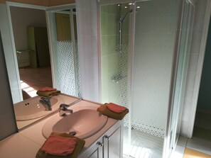 Habitación cuádruple (Jonquille) | Baño | Ducha y cabezal de ducha con hidromasaje