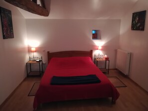 Individually decorated, individually furnished, iron/ironing board - La Halte du Pelerin Chambres d'hôtes (Thorigny)