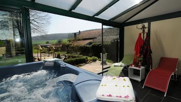 Indoor spa tub