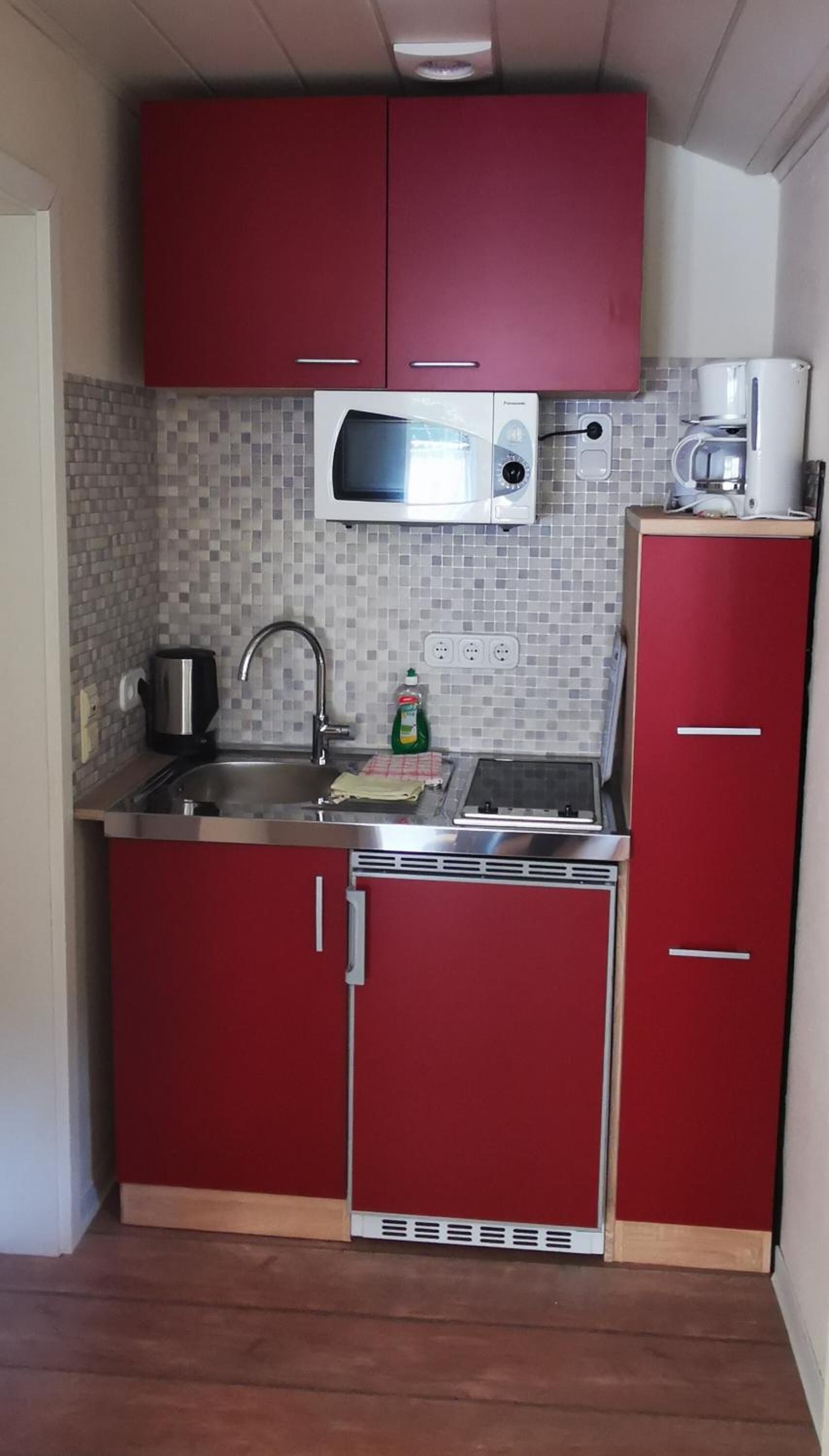 Fridge, stovetop, coffee/tea maker, electric kettle