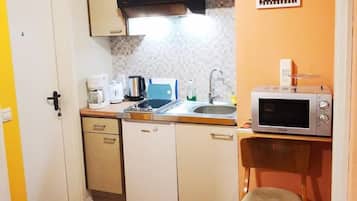 Kühlschrank, Herdplatte, Wasserkocher mit Kaffee-/Teezubehör