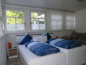 Căn hộ cơ bản, quang cảnh sông | 1 phòng ngủ, trang trí khác biệt, bàn 